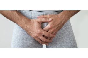 man-met-grijze-boxer-die-zijn-penis-vasthoudt