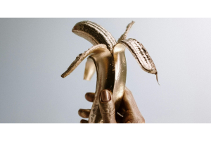 gouden-banaan-in-gouden-hand 