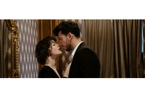 twee-mensen-kijken-elkaar-verleidelijk-aan