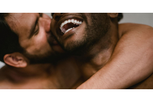 verliefd-koppel-lacht-samen-in-omhelzing