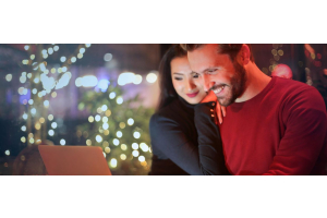 twee-mensen-lachend-achter-laptop