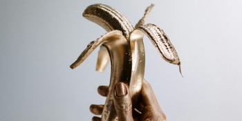 gouden-banaan-in-gouden-hand 