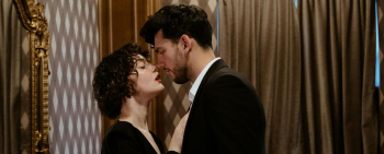 twee-mensen-kijken-elkaar-verleidelijk-aan