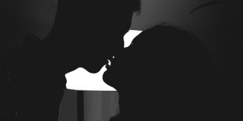 zwart/wit foto van zoenend koppel