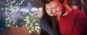 twee-mensen-lachend-achter-laptop