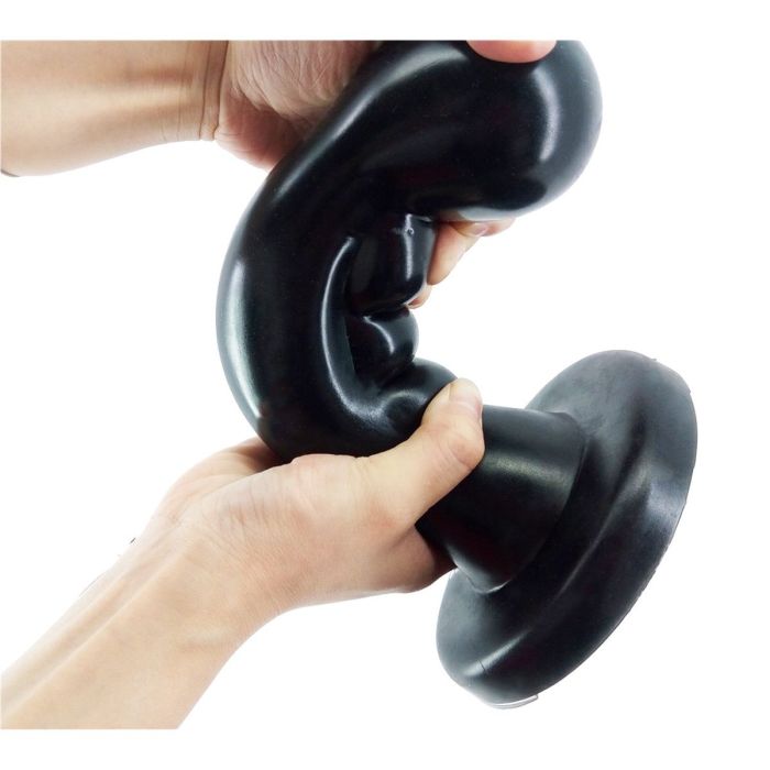 X-MEN Extra Grote Butt Plug - Zwart-lusty-xxl-buttplug-the-p-spot-rammer-in-hand.jpg