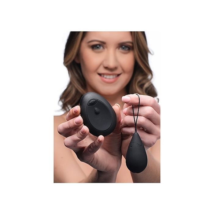 Vibrerend Eitje met Afstandsbediening Bang - Zwart-vibrerend-eitje-met-afstandsbediening-bang-zwart-vrouw.jpg