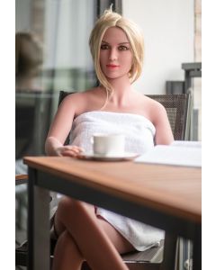 Levensechte Sekspop Jessy Summer aan tafel