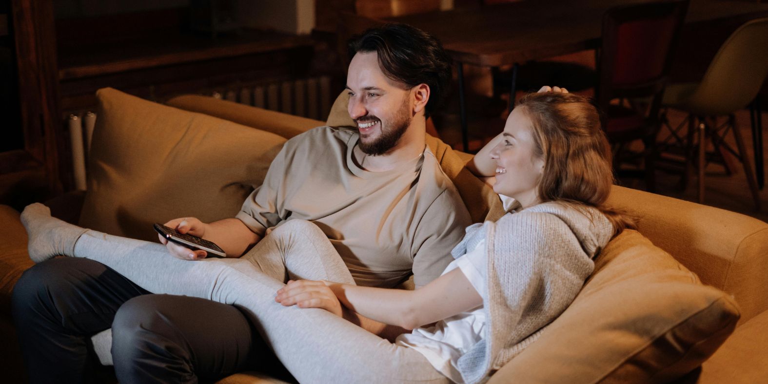 koppel-lugt-smaen-op-de-bank