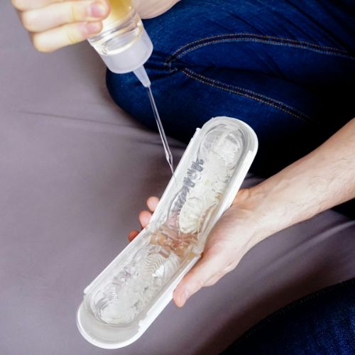 persoon-die-tenga-masturbator-reinigt