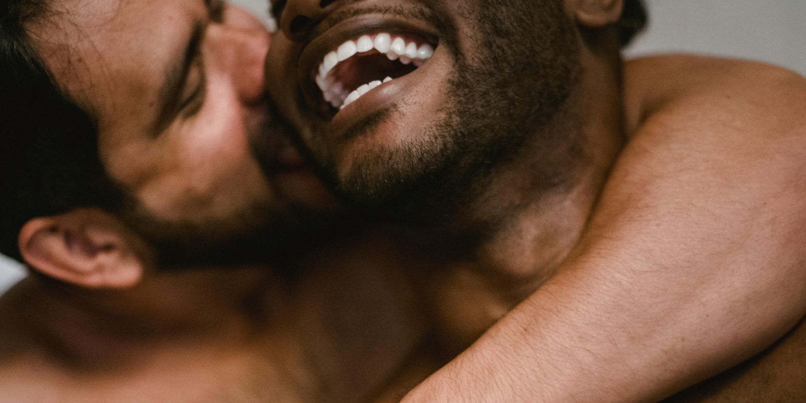 verliefd-koppel-lacht-samen-in-omhelzing