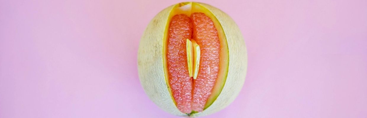 lichtpaarse-achtergrond-met-neppe-vagina
