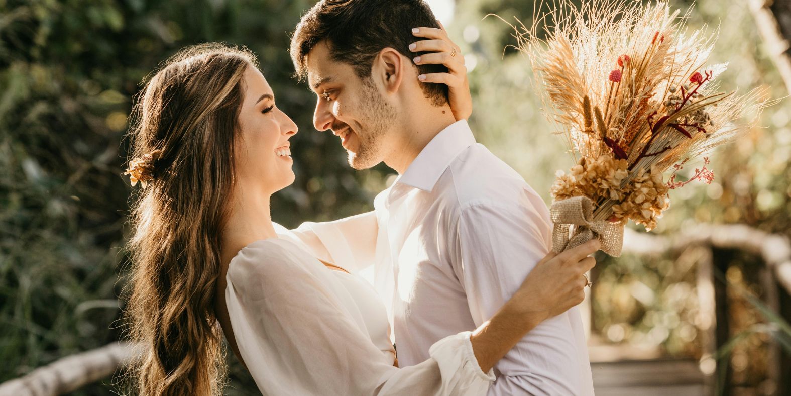 koppel-kijkt-elkaar-verliefd-aan