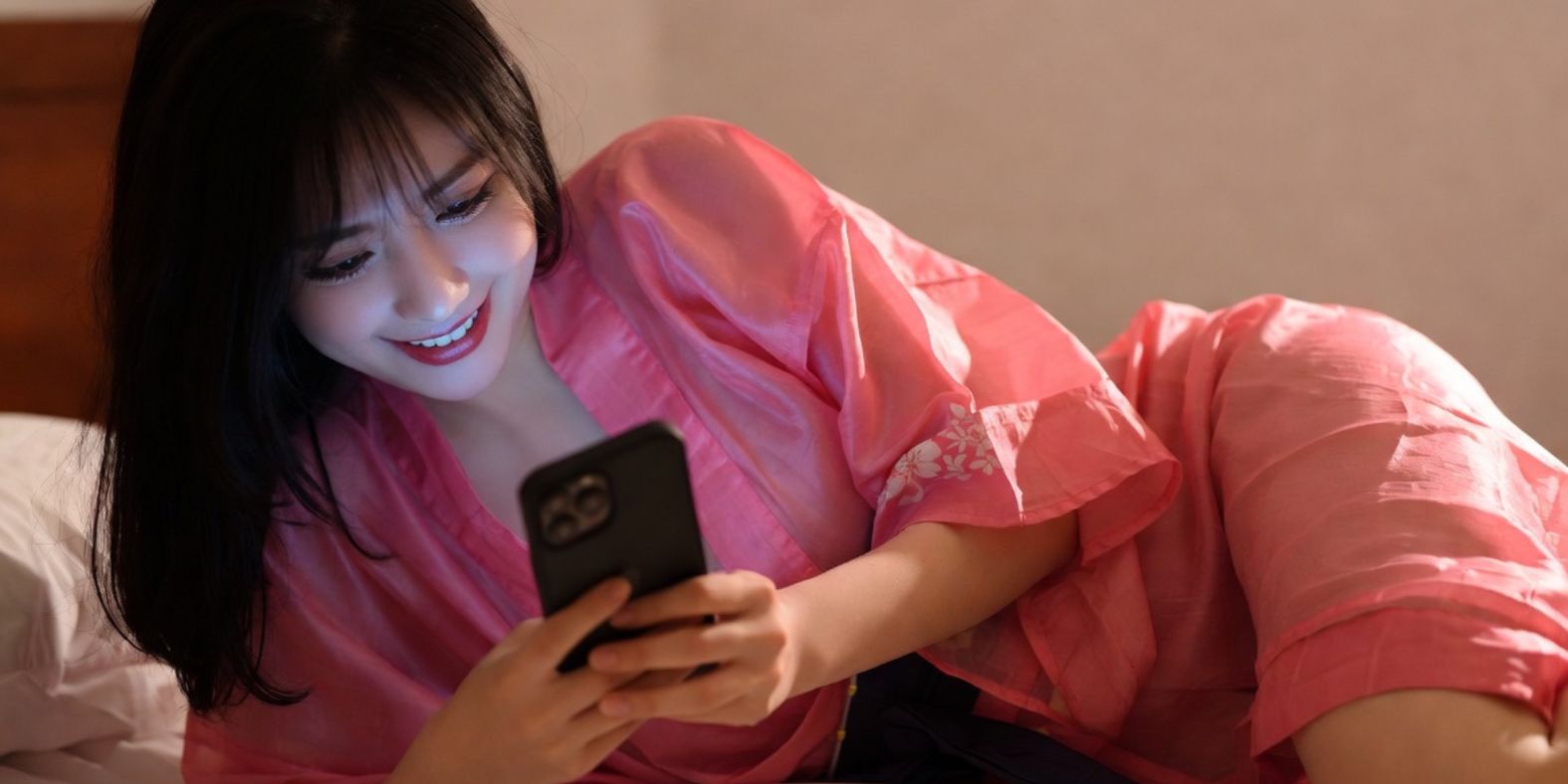 vrouw-kijkt-lachend-naar-telefoon