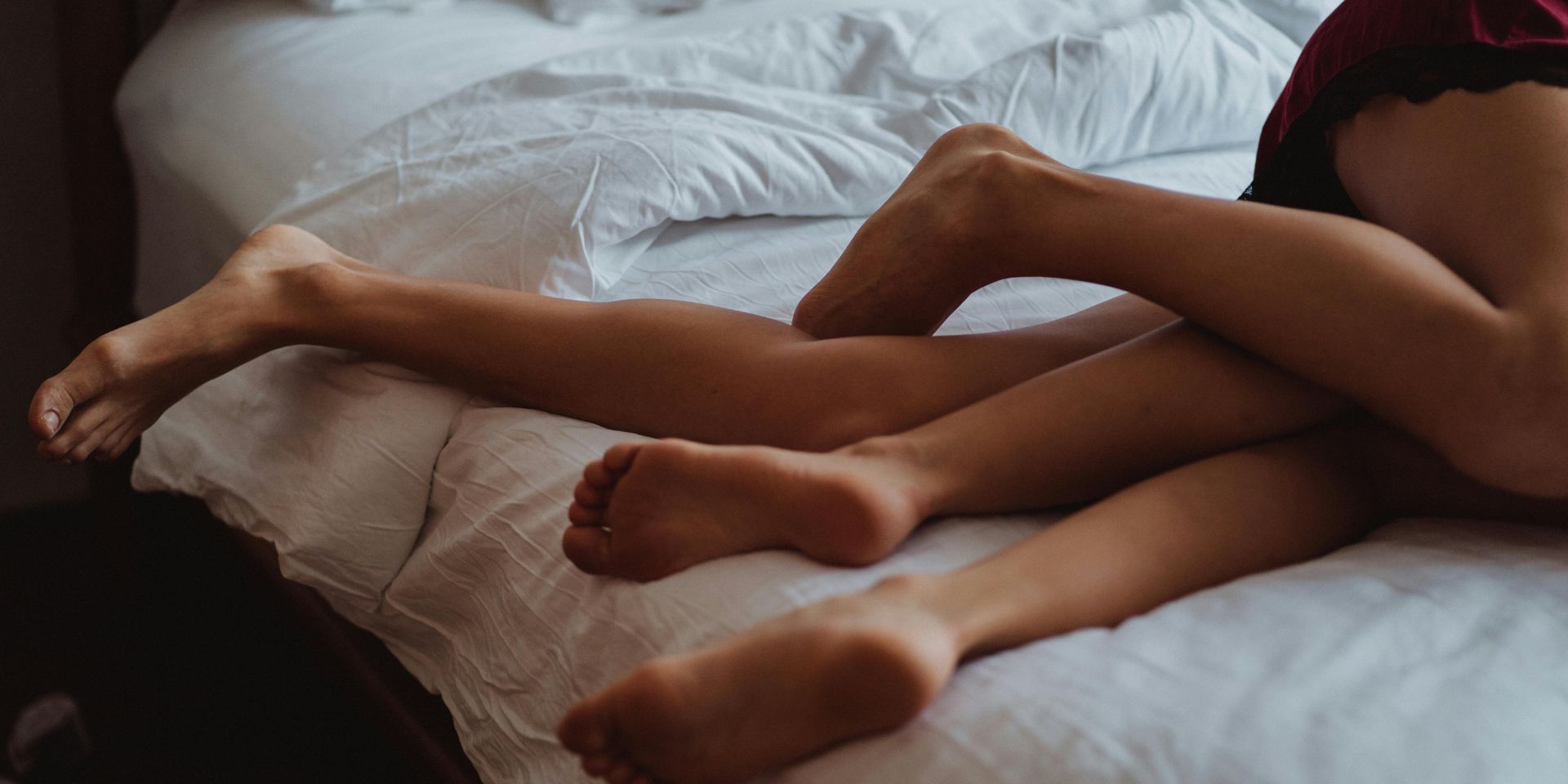 twee-mensen-knuffelen-op-bed