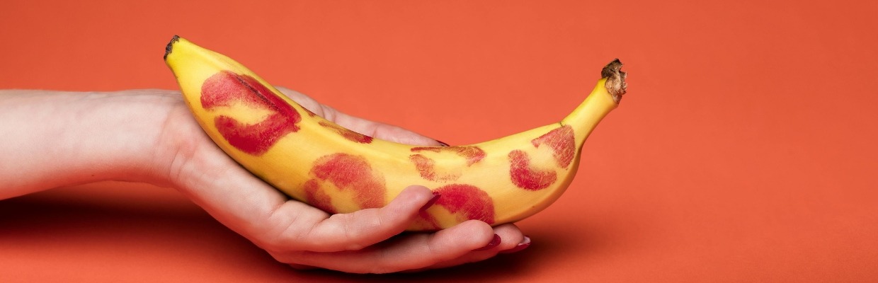 banaan-met-kusjes-oranje-achtergrond