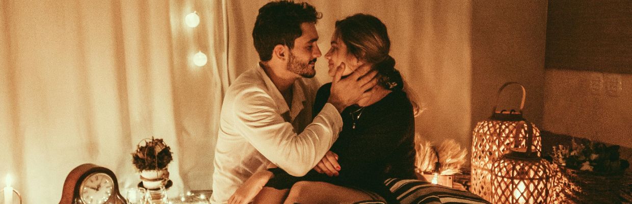 twee-mensen-samen-in-een-gezellige-ruimte