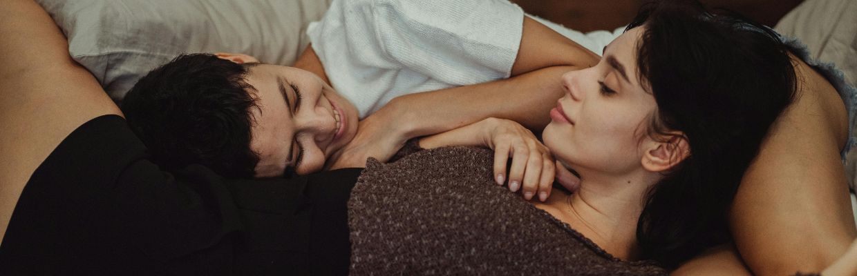 twee-mensen-die-samen-liggen
