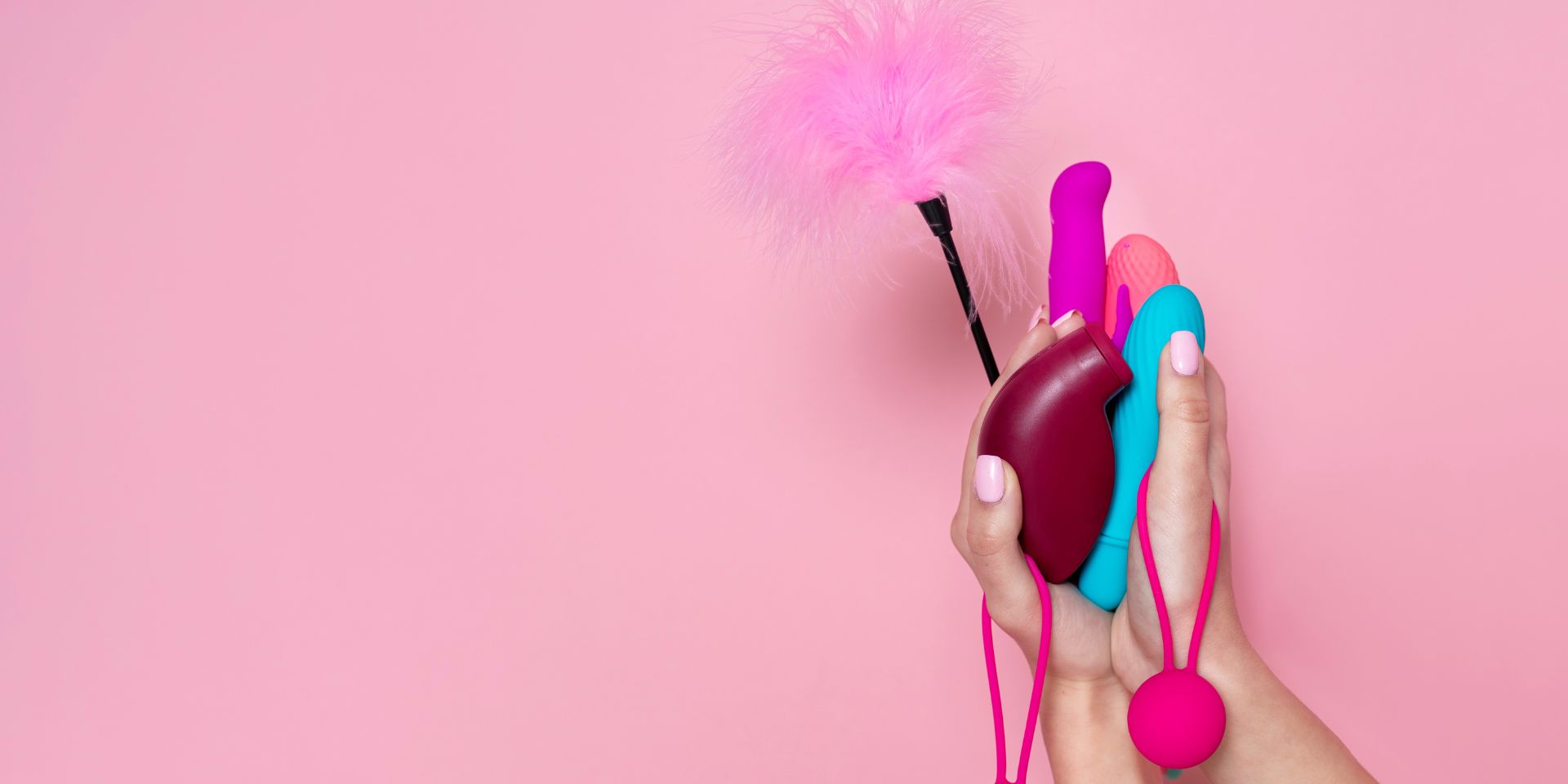 vrouw-met-verschillende-seks-speeltjes