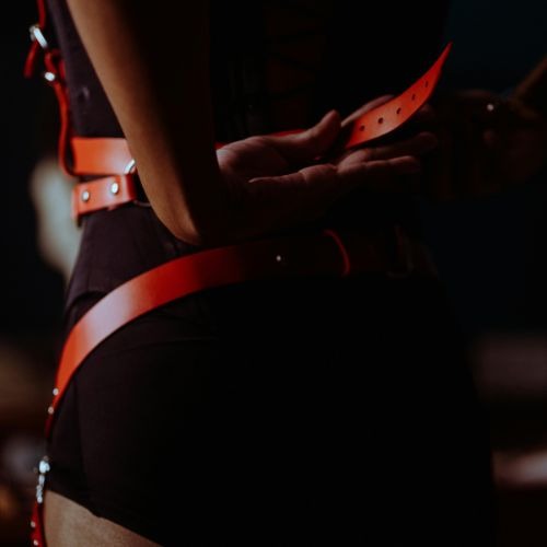 vrouw-met-rood-strapon-harnas