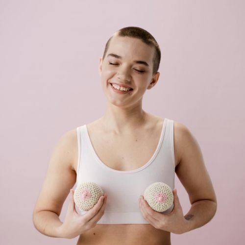 vrouw-met-gehaakte-borsten